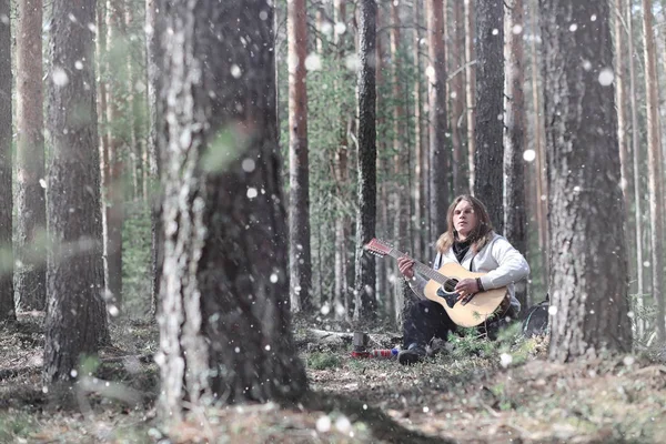 Guitarist in the woods at a picnic. A musician with an acoustic — Stock Photo, Image