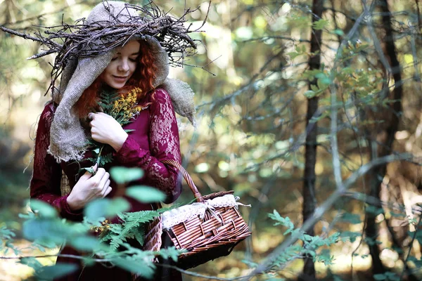 La sorcière rousse tient un rituel avec une boule de cristal — Photo