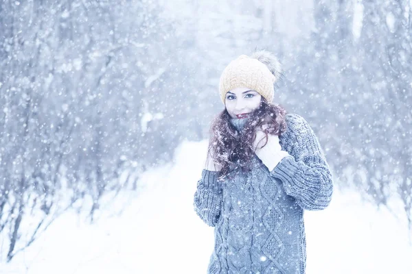 Vacker flicka i en vacker vinter snö — Stockfoto