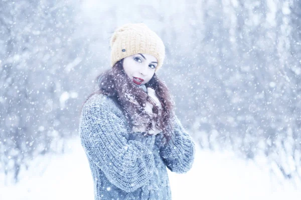 美しい冬の雪で美しい少女 — ストック写真