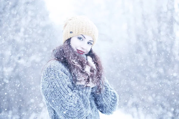 Menina bonita em uma bela neve de inverno — Fotografia de Stock