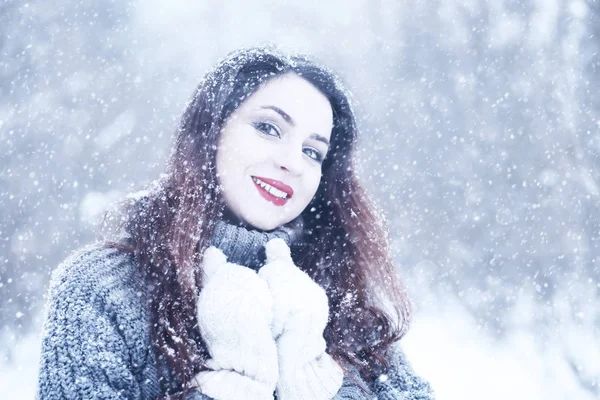 Hermosa chica en una hermosa nieve de invierno — Foto de Stock