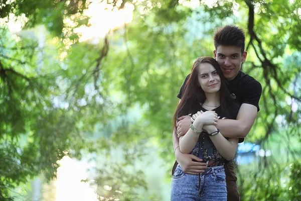 Jong (echt) paar op de eerste date — Stockfoto