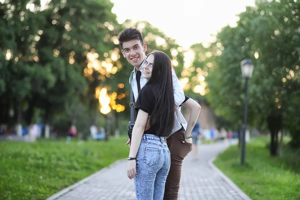 Casal jovem no primeiro encontro — Fotografia de Stock