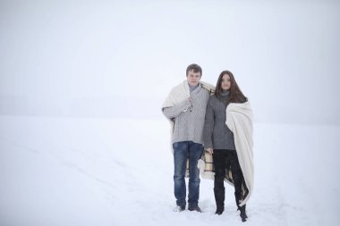 aşıklar bir tarihte kış öğleden sonra kar kar fırtınası çifti