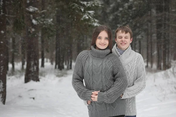 aşıklar bir tarihte kış öğleden sonra kar kar fırtınası çifti