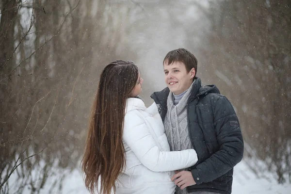 Coppia di innamorati in un appuntamento pomeriggio d'inverno in una bufera di neve — Foto Stock