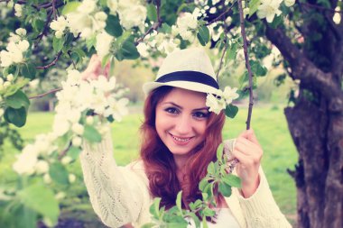 Elma ağacı çiçeğindeki kadın