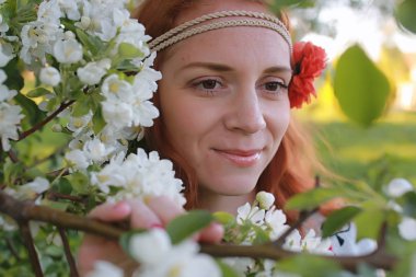 Bir sonbahar Parkta yürümek bir kız. Kızıl saçlı genç kız