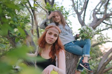 Bir sonbahar Parkta yürümek bir kız. Kızıl saçlı genç kız