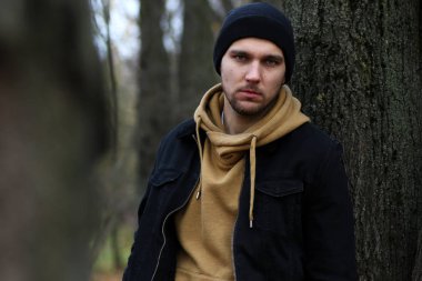 Genç adam bir sonbaharda sakal.