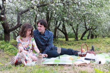 Bahar park tarihte genç Çift