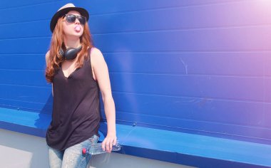 Genç kız güneş gözlüğü ve şapka. Bir genç bir şapka ve glasse