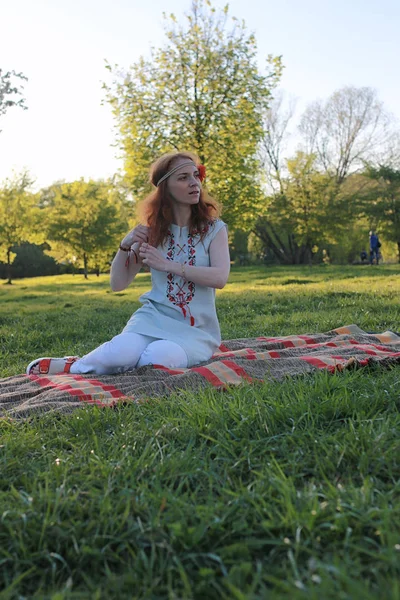 Una chica en un paseo por un parque de otoño. Joven pelirroja en la — Foto de Stock