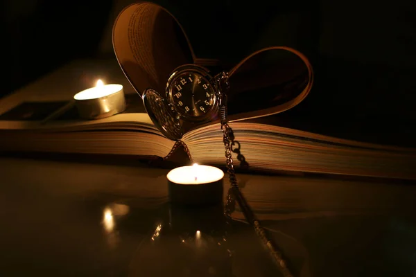 Книжкові кишенькові свічки годинника — стокове фото