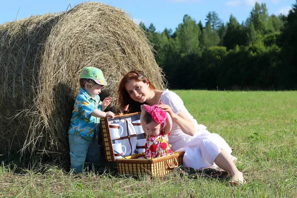 Madre con gemelos en el campo — Foto de Stock