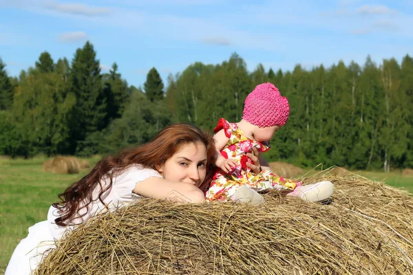 Madre con gemelos en el campo —  Fotos de Stock