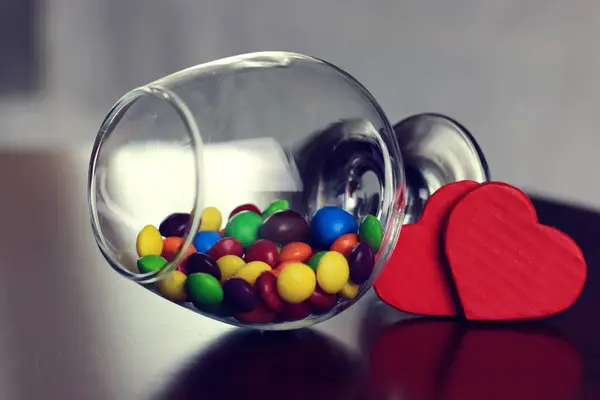 Bicchiere con pillola di caramelle — Foto Stock