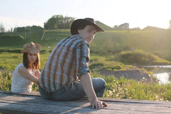 Hoş bir çift tarafından kırsal bir yolda