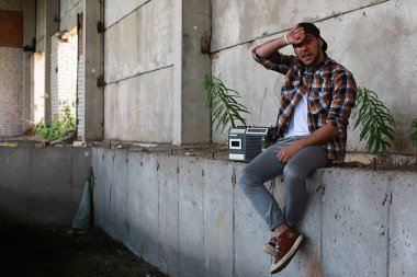 Bir sakallı bir genç adamla