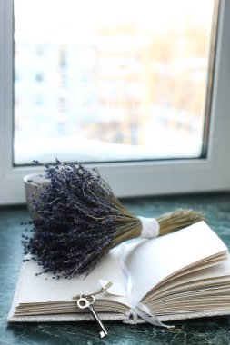 Vintage defter üzerinde yeşil mermer pencere boş pa ile açıldı