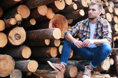 Bir sakallı bir genç adamla