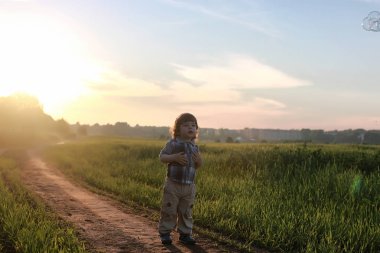 Çocuklar açık havada doğa üzerinde