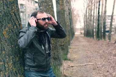 park headphon ile erkekte sakal