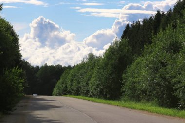 yol alan bulutlu peyzaj