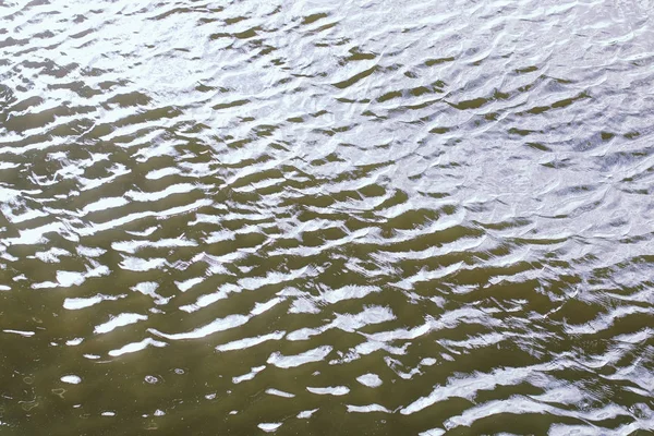 Landschaftssee. Textur des Wassers. Der See ist im Morgengrauen. der Mund — Stockfoto