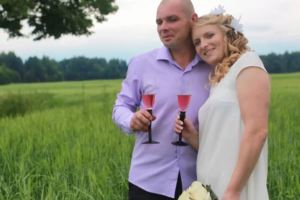 Couple amoureux marchant dans le champ dans la journée d'été — Photo