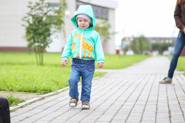 Ein kleines Kind auf einem Spaziergang mit der Mutter — Stockfoto