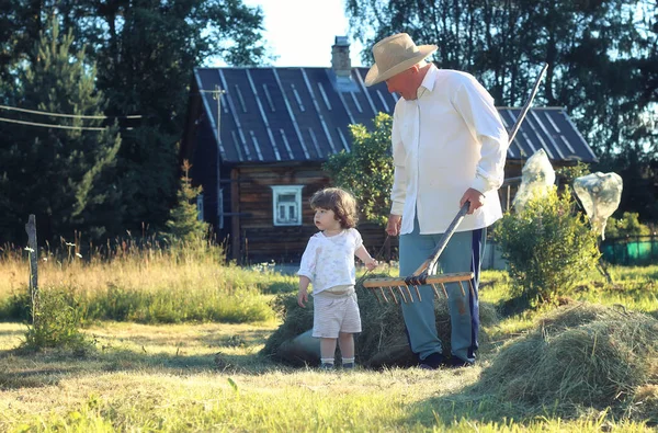 Niño y abuelo campo rural — Foto de Stock