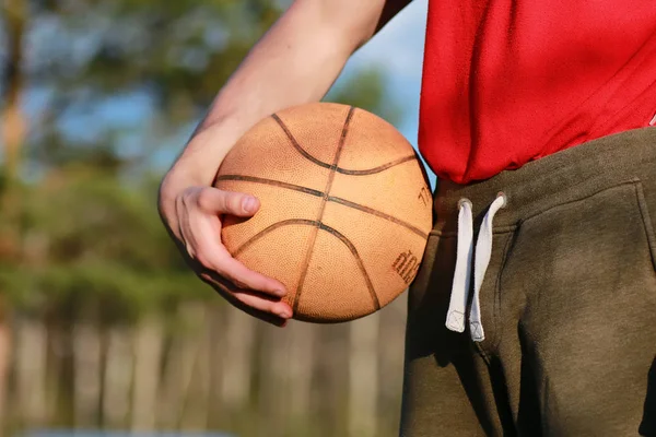 Mano mantenga baloncesto — Foto de Stock