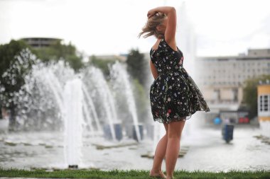 Yaz parkta güzel bir kız