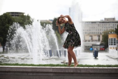 Yaz parkta güzel bir kız