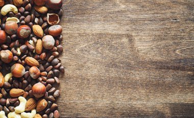 Ahşap bir masa farklı fındık. Sedir, kaju fıstığı, fındık, walnu