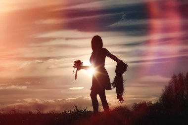 Parkta bir yürüyüş üzerinde şapkalı bir kız. Bir kızla bir sepet yürüyüş