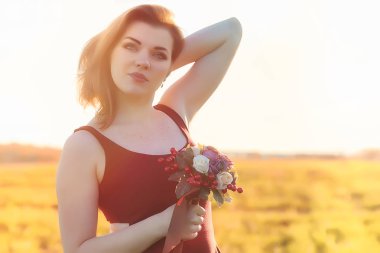 Parkta bir yürüyüş üzerinde şapkalı bir kız. Bir kızla bir sepet yürüyüş