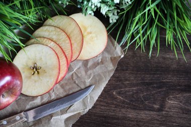 Ahşap bir masa üzerinde kırmızı taze elma
