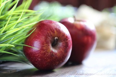 Ahşap bir masa üzerinde kırmızı taze elma