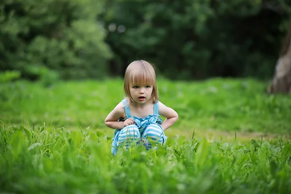 Maman avec deux filles jumelles — Photo