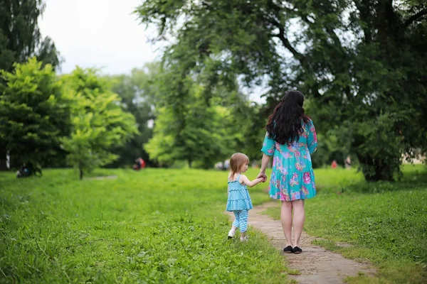 Maman avec deux filles jumelles — Photo