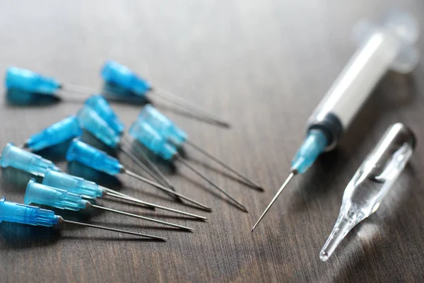 Ampoule and needles from a medical syringe — Stock Photo, Image