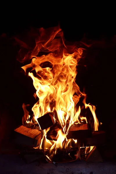 Lunghe lingue di fiamma di fuoco ardente — Foto Stock