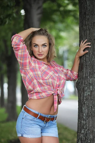 Красивая девушка в летнем парке — стоковое фото