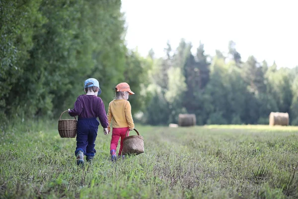 Los niños van al bosque por setas — Foto de Stock