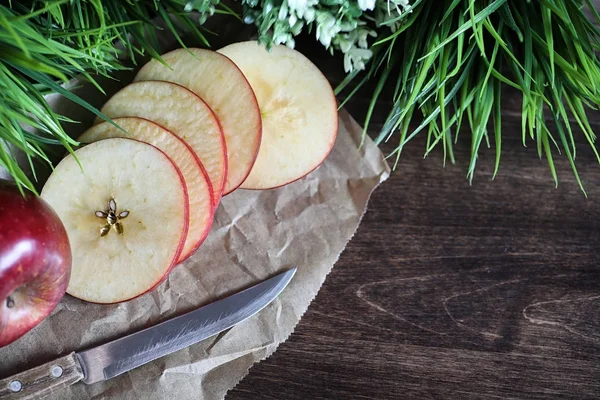 Ahşap bir masa üzerinde kırmızı taze elma