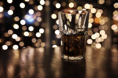 Mevsimlik arka plan daire bokeh ile buzda alkolle bardak