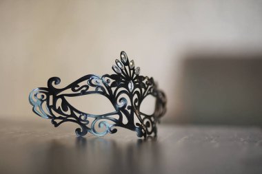 Gözleri yaşlı güzel kızla. Boyalı t ile genç kız